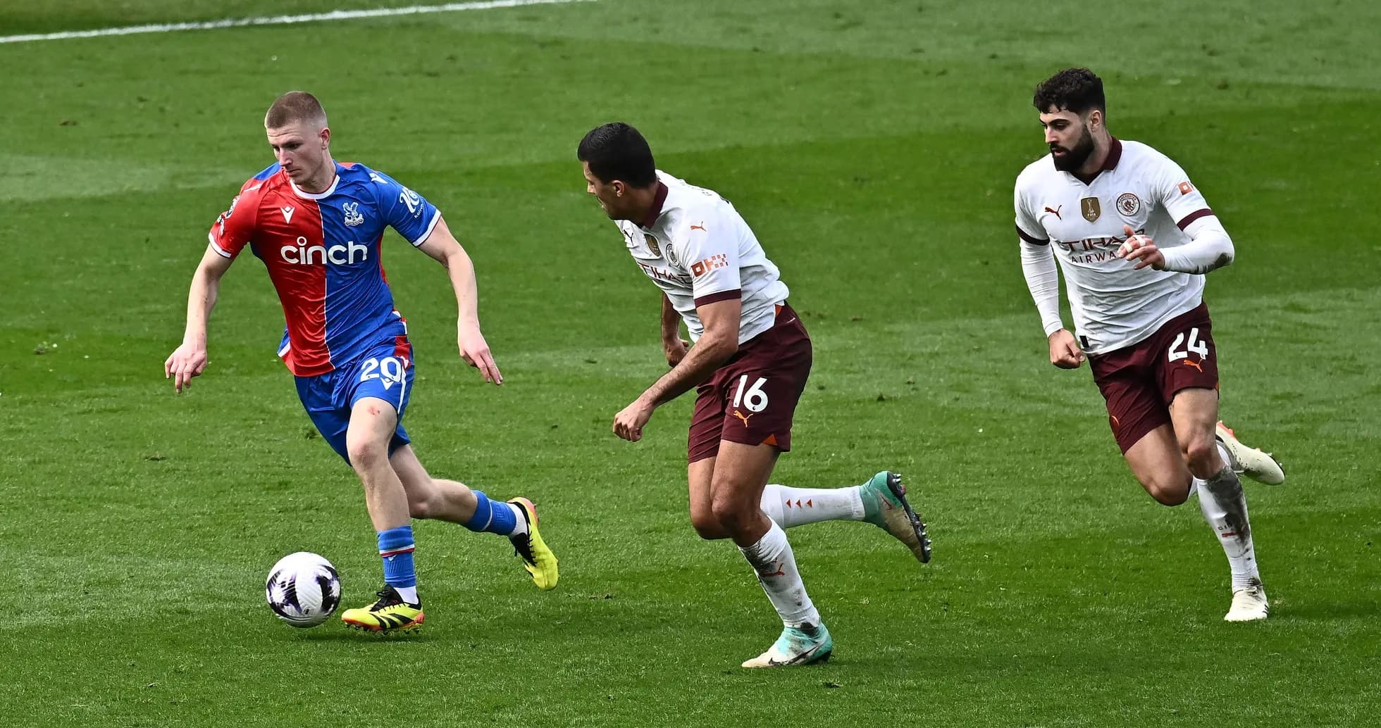 Joueur de Crystal Palace dribblant deux adversaires Joueur de Crystal Palace dribblant deux adversaires