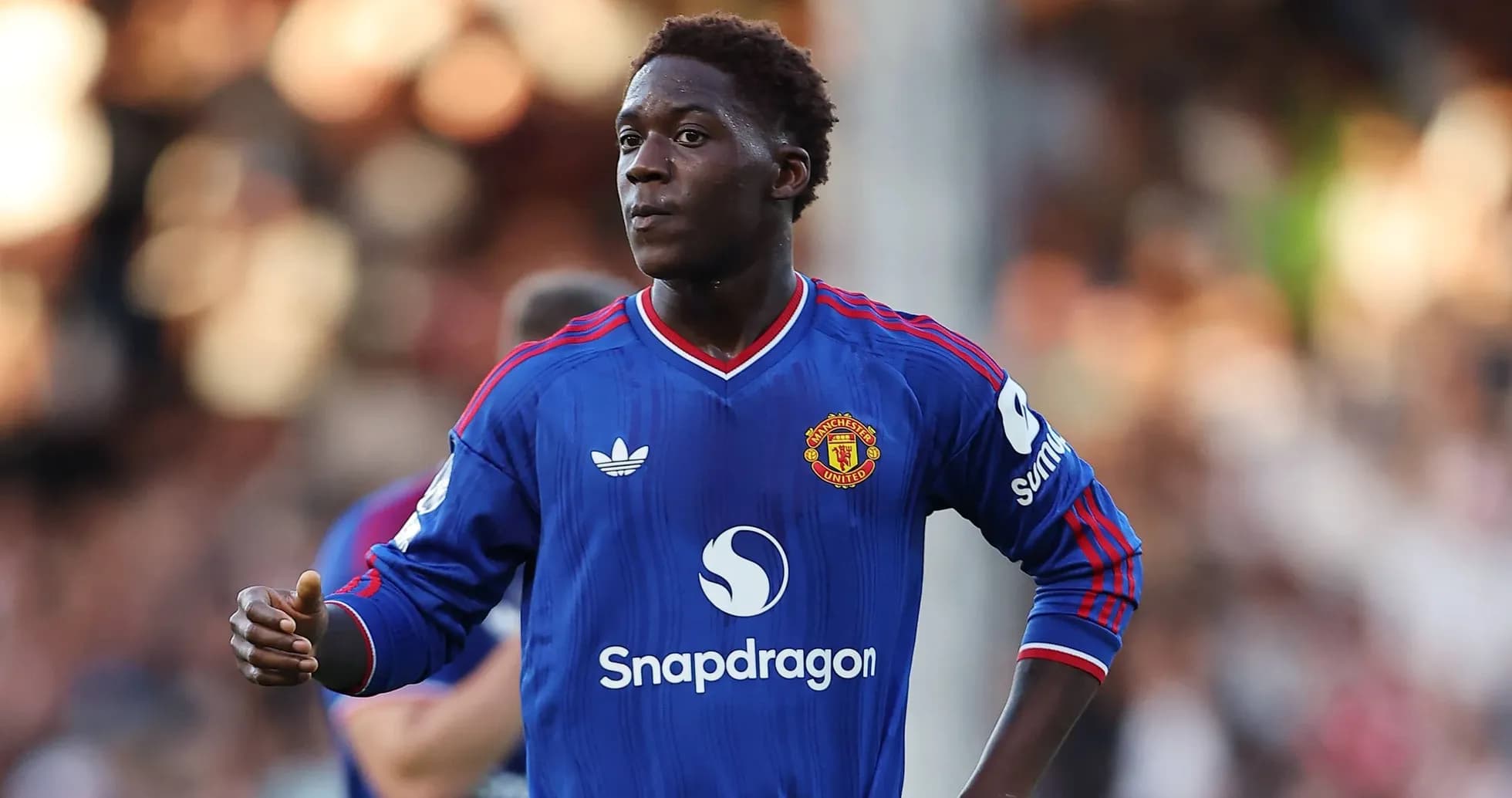 Joueur de Manchester United en maillot bleu sur le terrain Joueur de Manchester United en maillot bleu sur le terrain