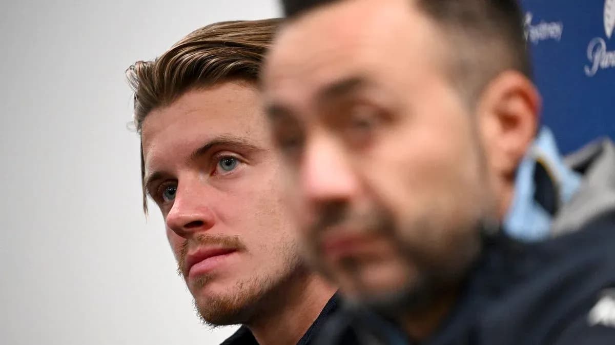 Joueur et entraîneur lors d'une conférence de presse Joueur et entraîneur lors d'une conférence de presse