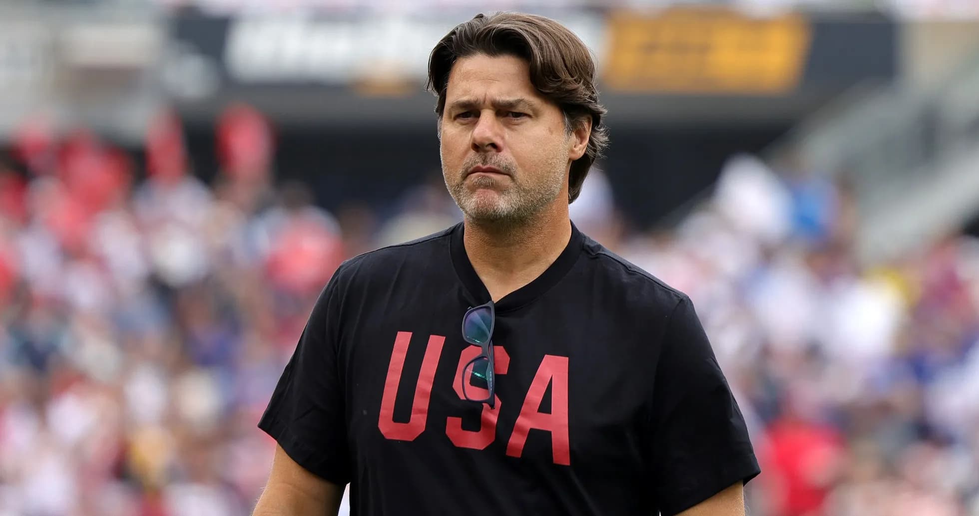 Entraîneur portant un t-shirt 'USA' sur le terrain Entraîneur portant un t-shirt 'USA' sur le terrain