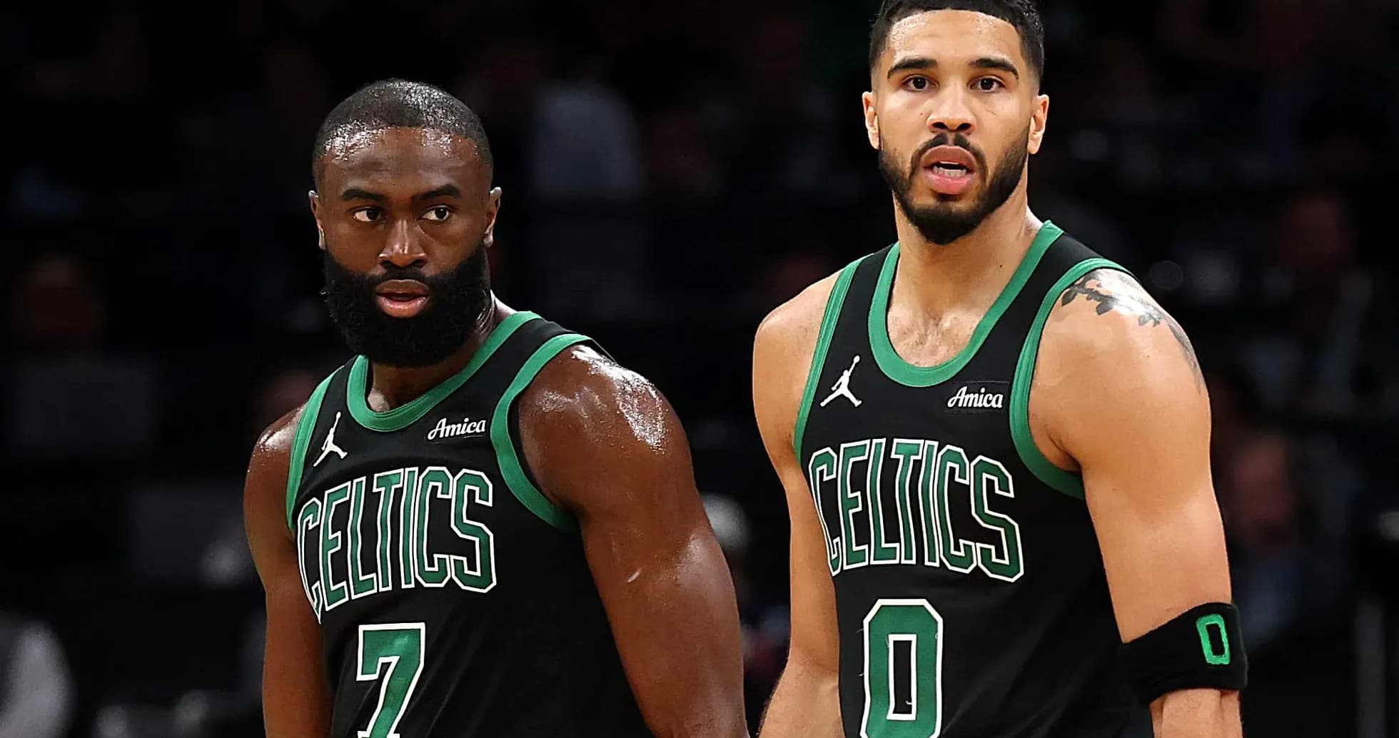 Deux joueurs des Celtics en action sur le terrain Deux joueurs des Celtics en action sur le terrain