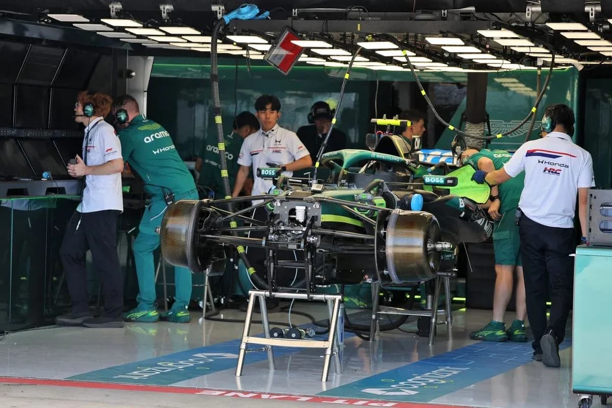 Équipe travaillant sur une voiture de course dans le garage Équipe travaillant sur une voiture de course dans le garage