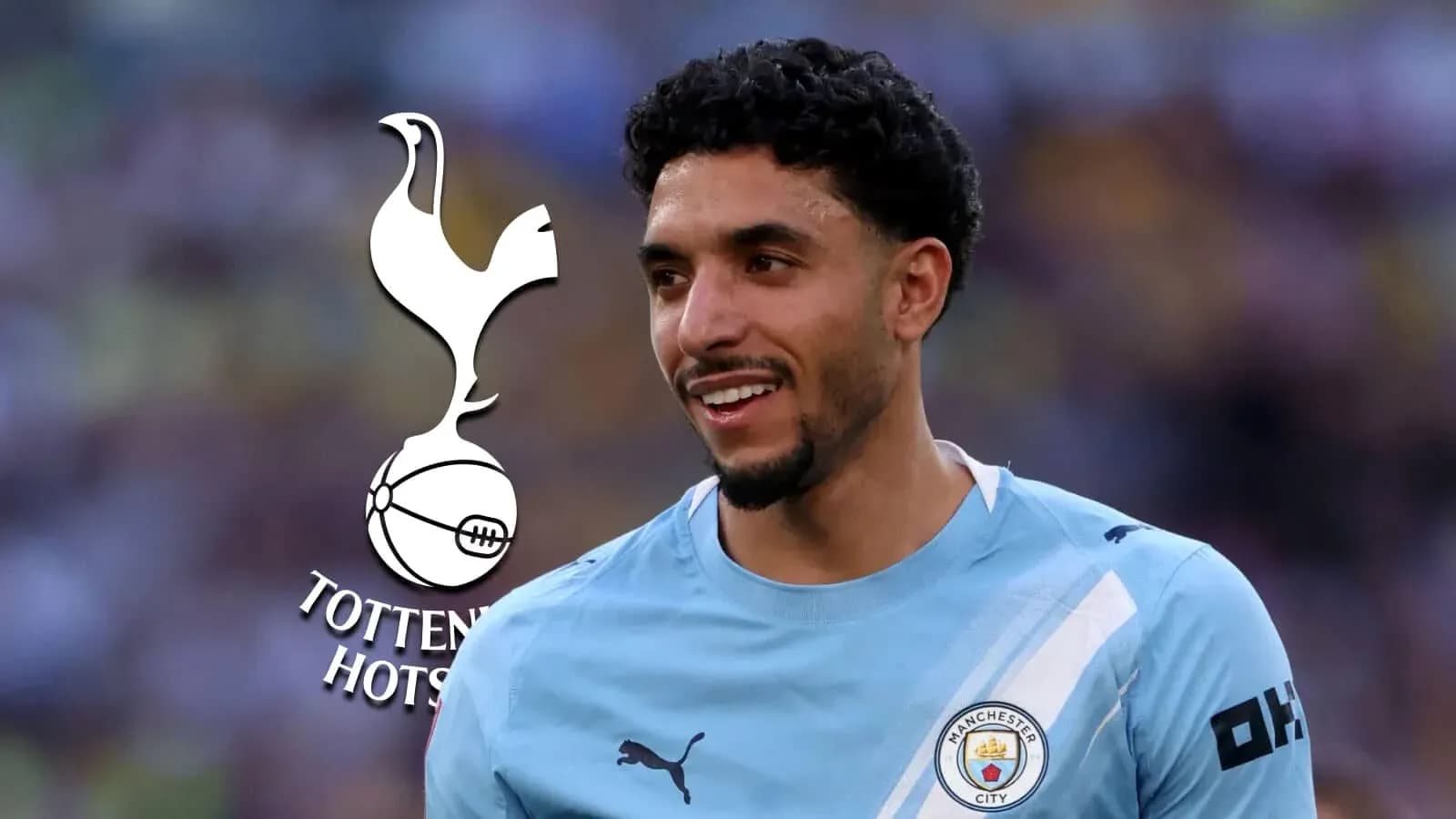 Joueur de Manchester City souriant avant un match Joueur de Manchester City souriant avant un match
