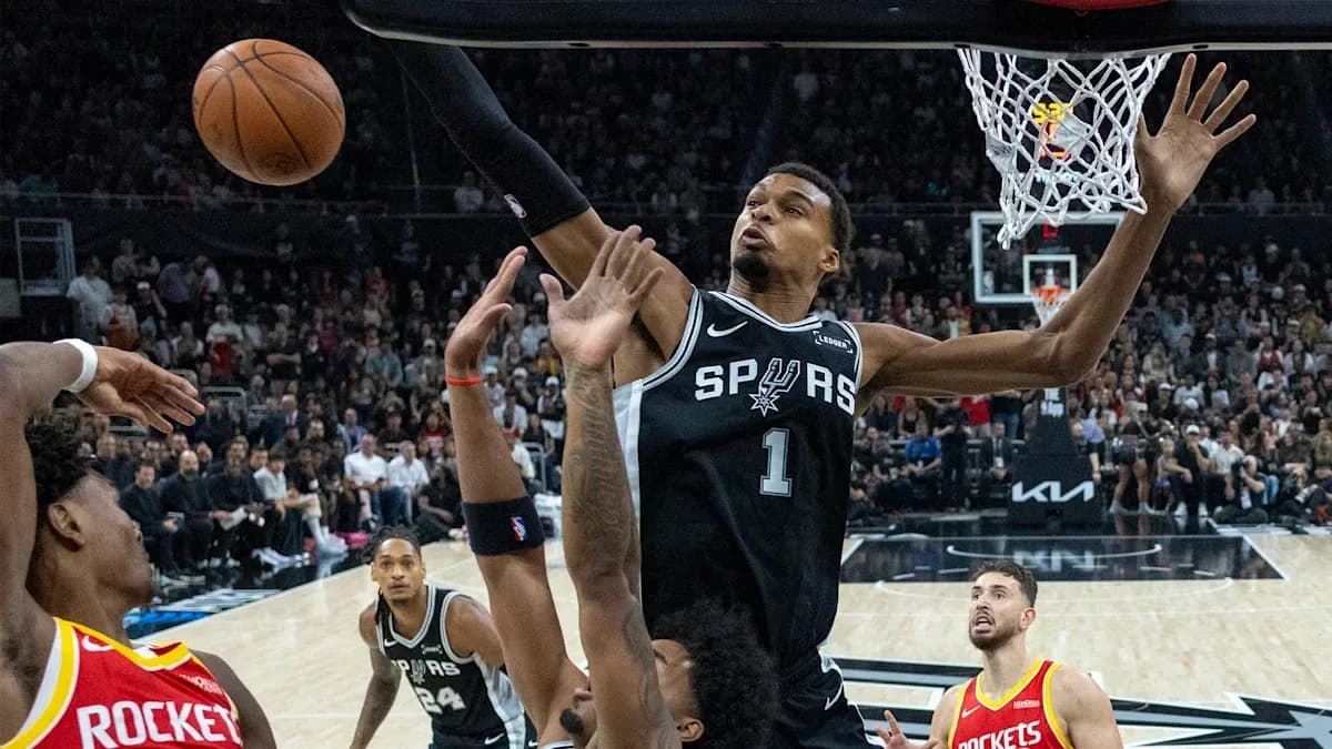 Joueur des Spurs dunkant sur un défenseur des Rockets Joueur des Spurs dunkant sur un défenseur des Rockets