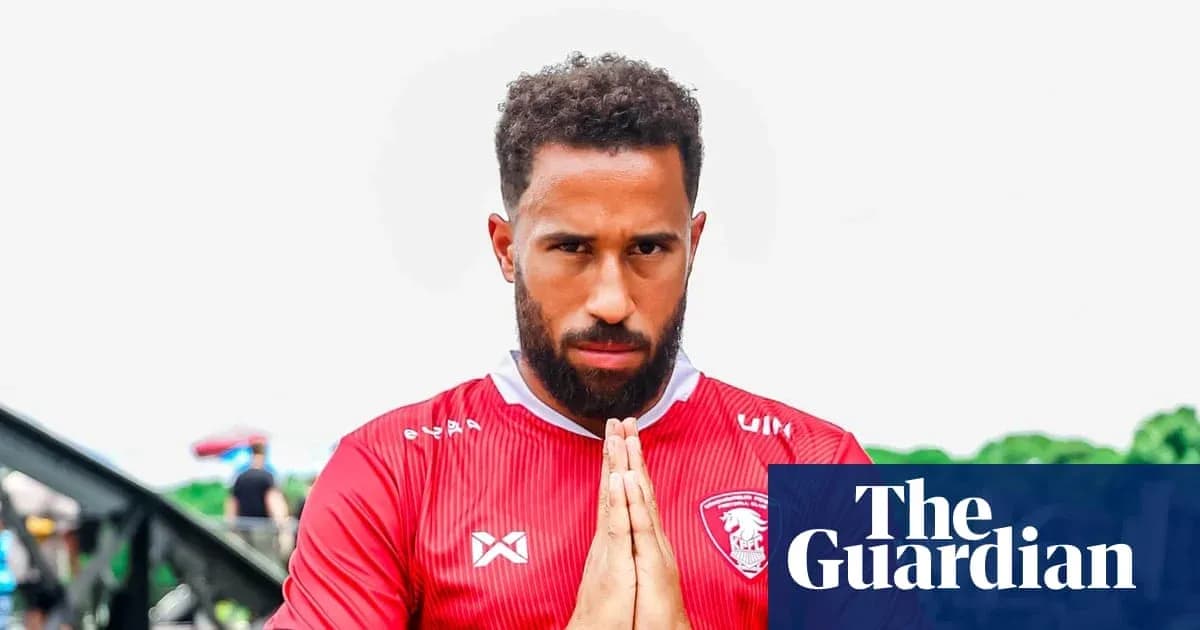 Joueur en maillot rouge avec les mains jointes Joueur en maillot rouge avec les mains jointes