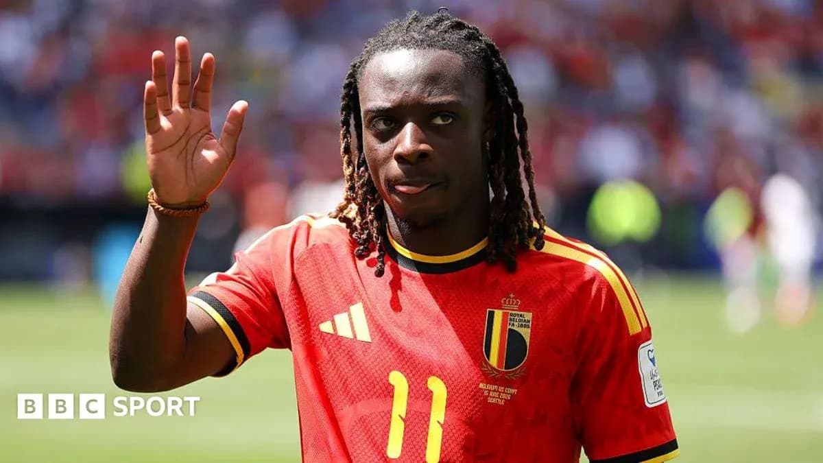 Joueur belge saluant le public en maillot rouge Joueur belge saluant le public en maillot rouge