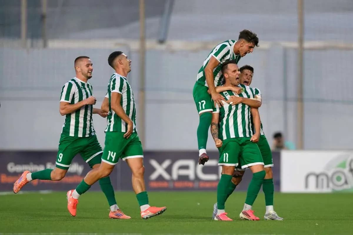 Joueurs de Levski Sofia célébrant un but Joueurs de Levski Sofia célébrant un but