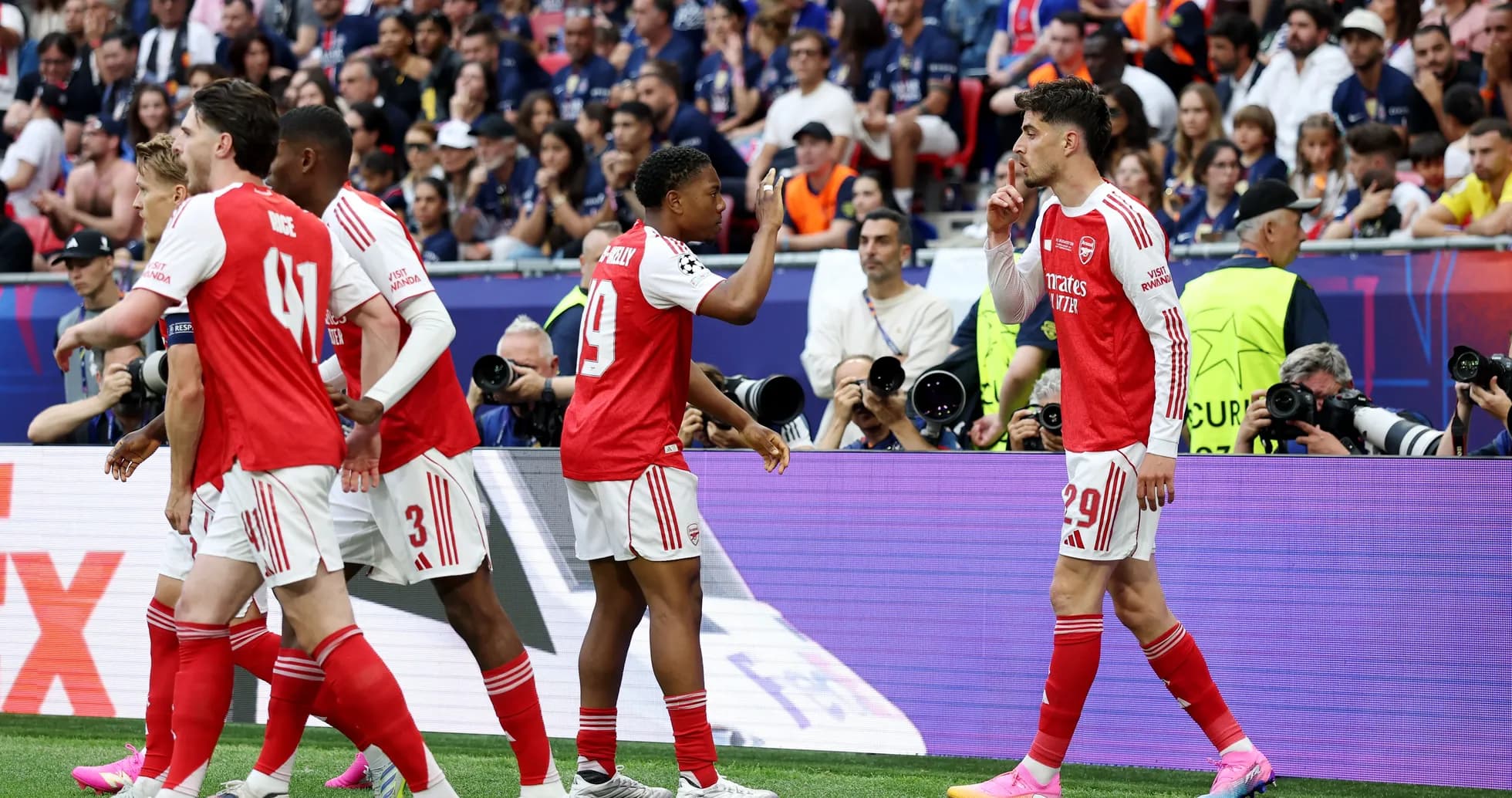 Joueurs d'Arsenal célébrant un but lors du match Joueurs d'Arsenal célébrant un but lors du match