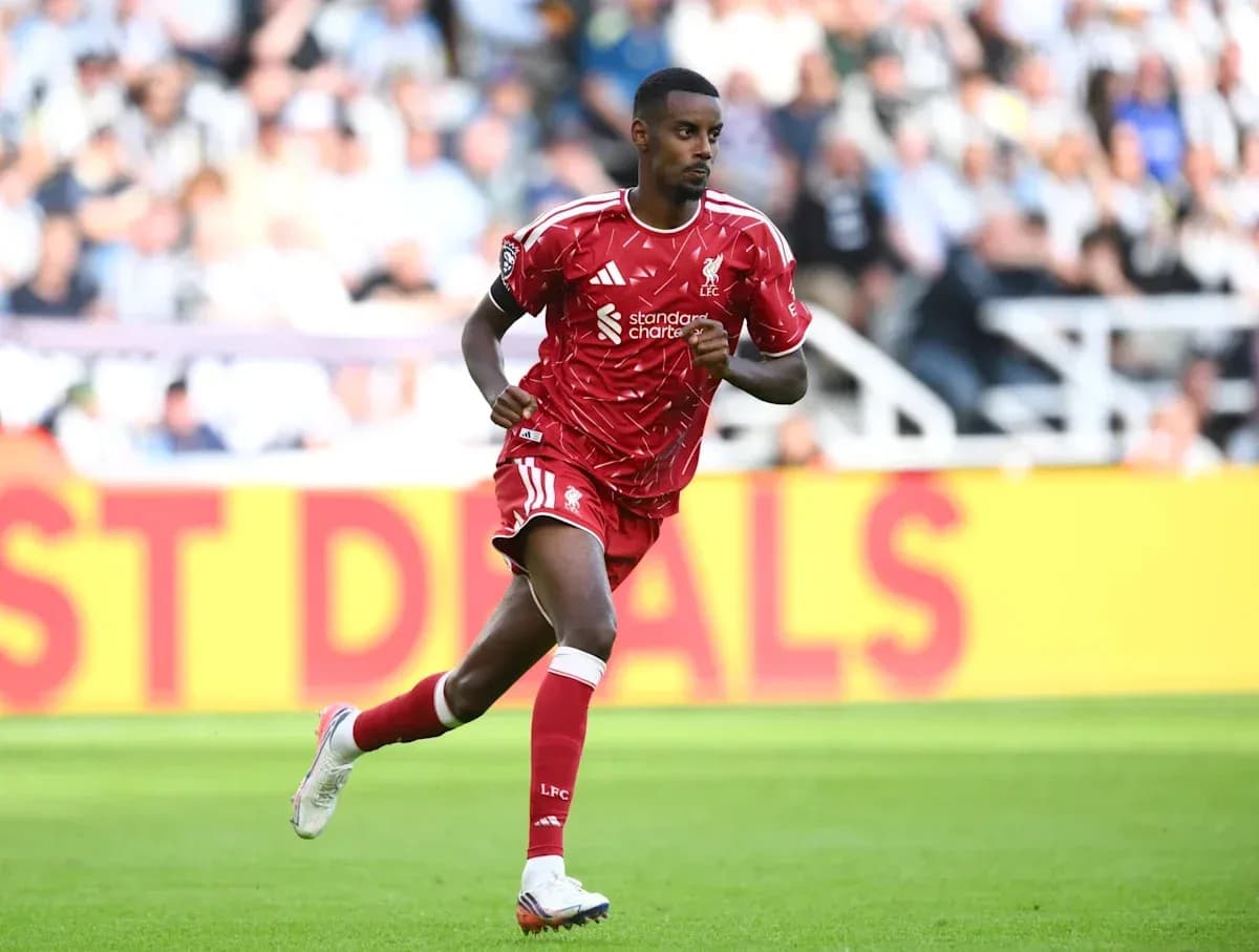 Joueur de Liverpool courant sur le terrain Joueur de Liverpool courant sur le terrain