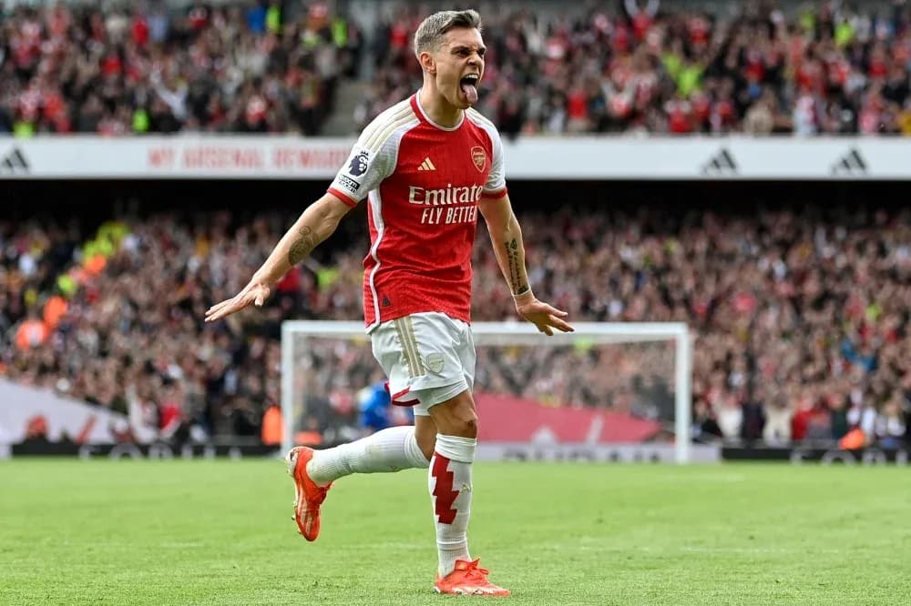Joueur d'Arsenal célébrant un but au stade Joueur d'Arsenal célébrant un but au stade