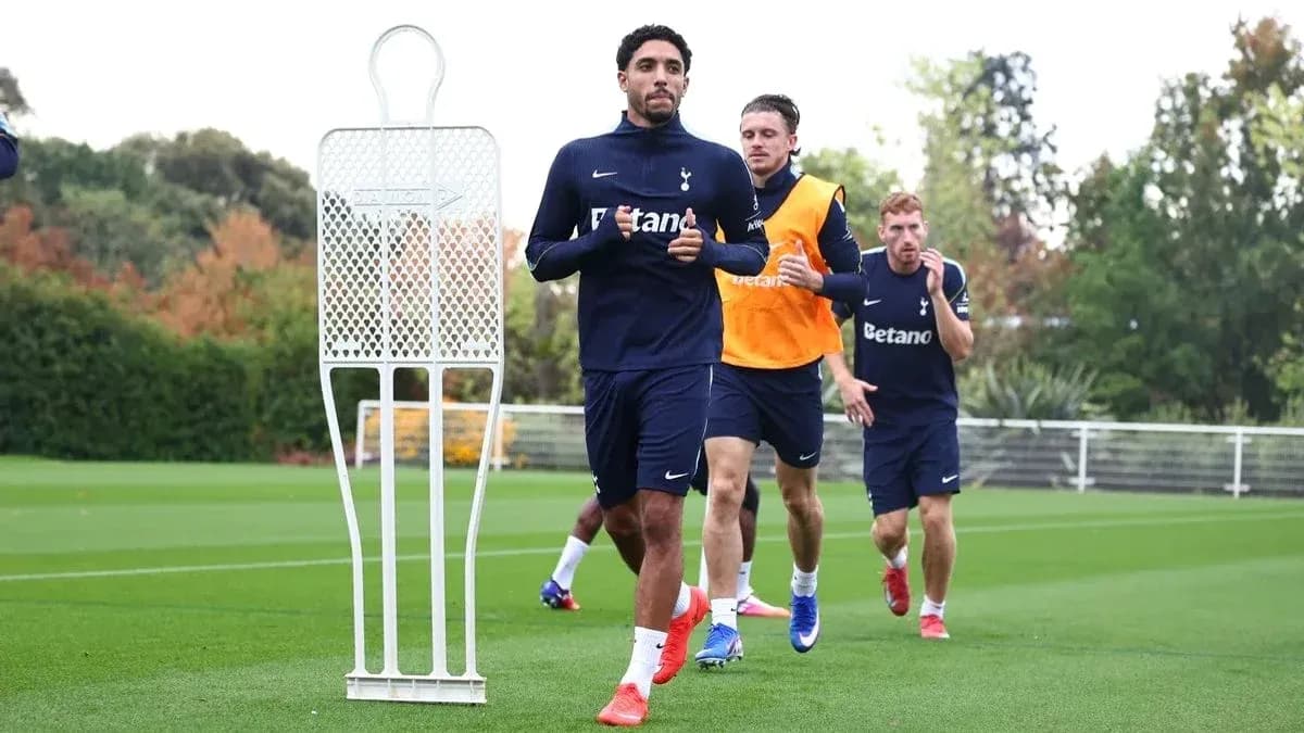 Joueurs de Tottenham courant lors de l'entraînement Joueurs de Tottenham courant lors de l'entraînement