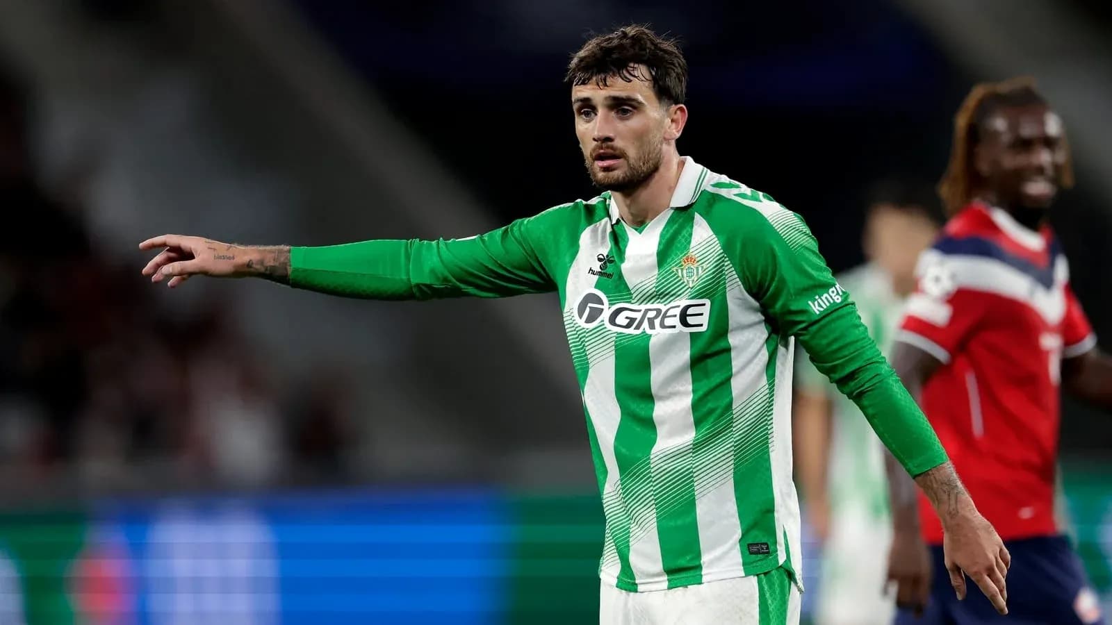 Joueur de Betis levant le bras sur le terrain Joueur de Betis levant le bras sur le terrain
