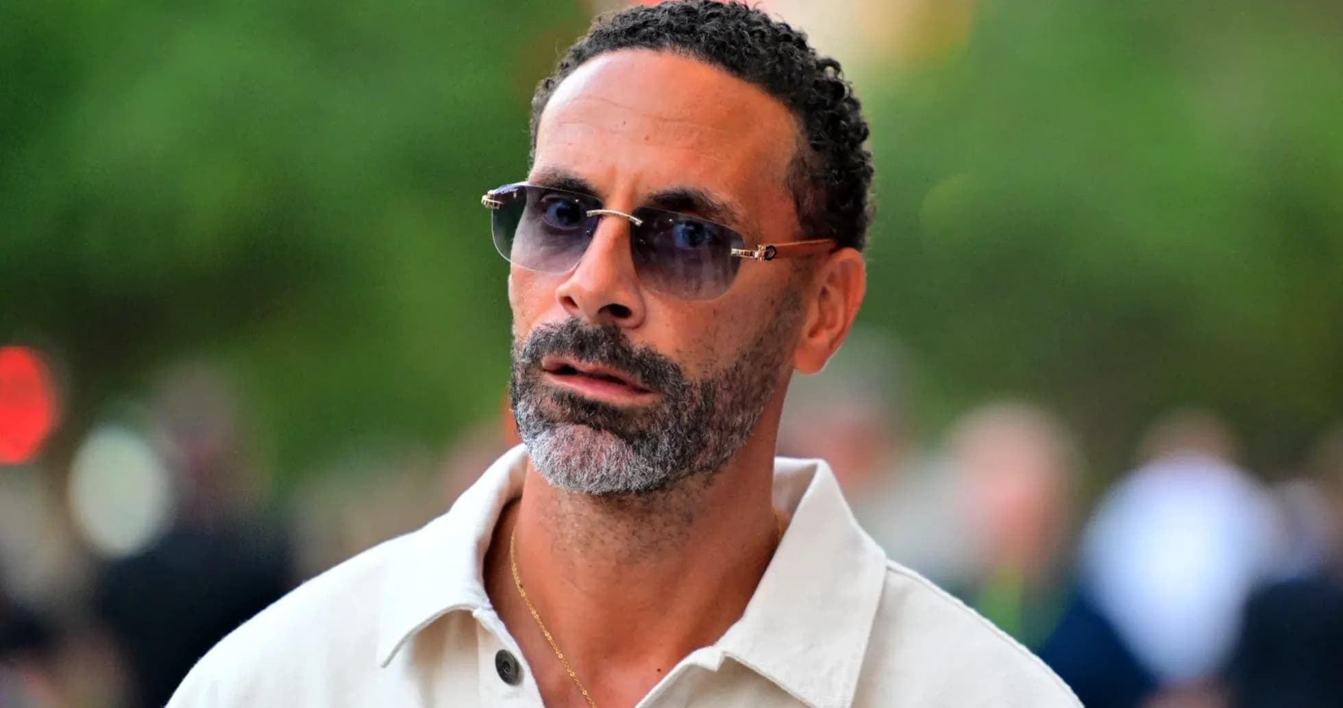 Homme avec des lunettes de soleil marchant dans la rue Homme avec des lunettes de soleil marchant dans la rue