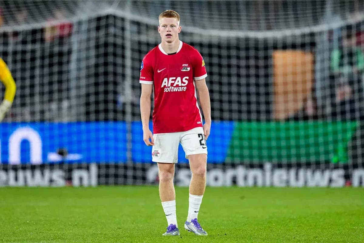 Joueur d'AZ Alkmaar sur le terrain de jeu Joueur d'AZ Alkmaar sur le terrain de jeu