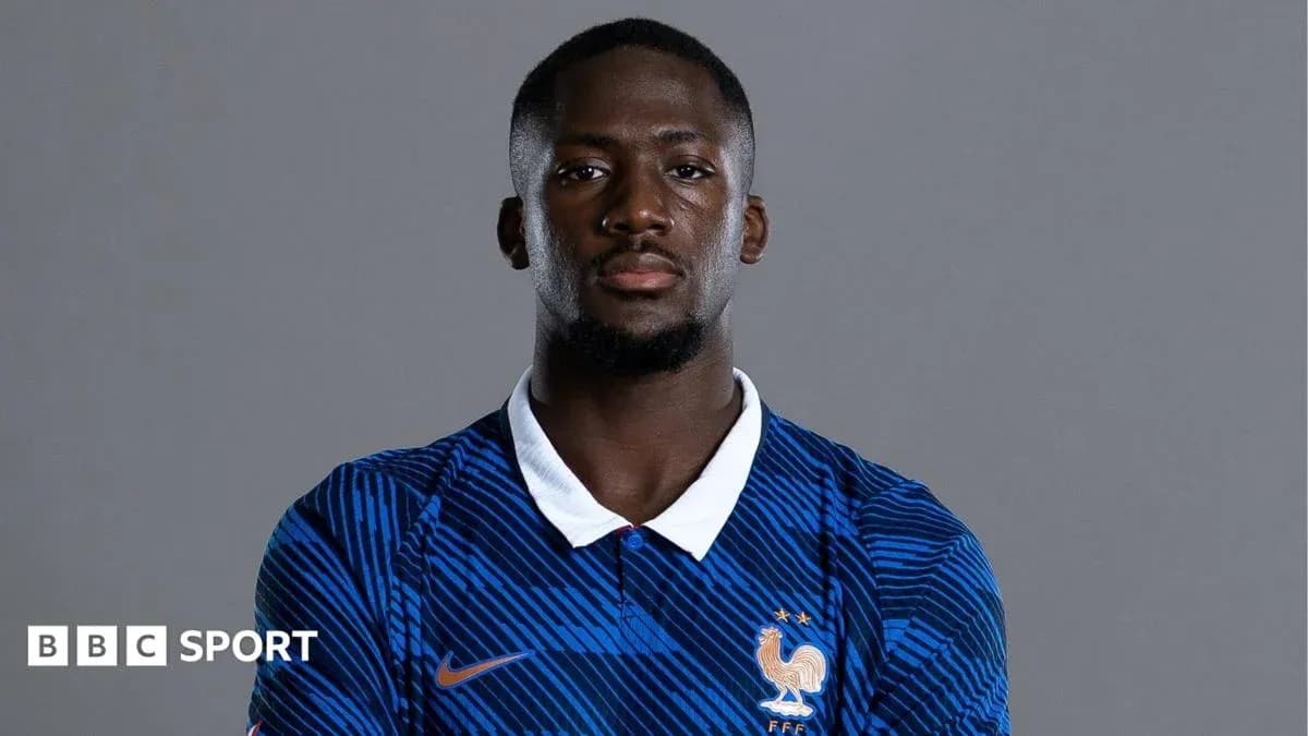 Joueur de football en maillot bleu de la France Joueur de football en maillot bleu de la France
