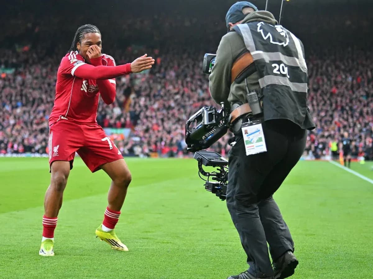 Un joueur de Liverpool célèbre un but Un joueur de Liverpool célèbre un but
