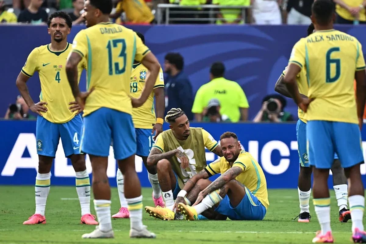 Joueurs brésiliens regroupés autour de Neymar au sol Joueurs brésiliens regroupés autour de Neymar au sol