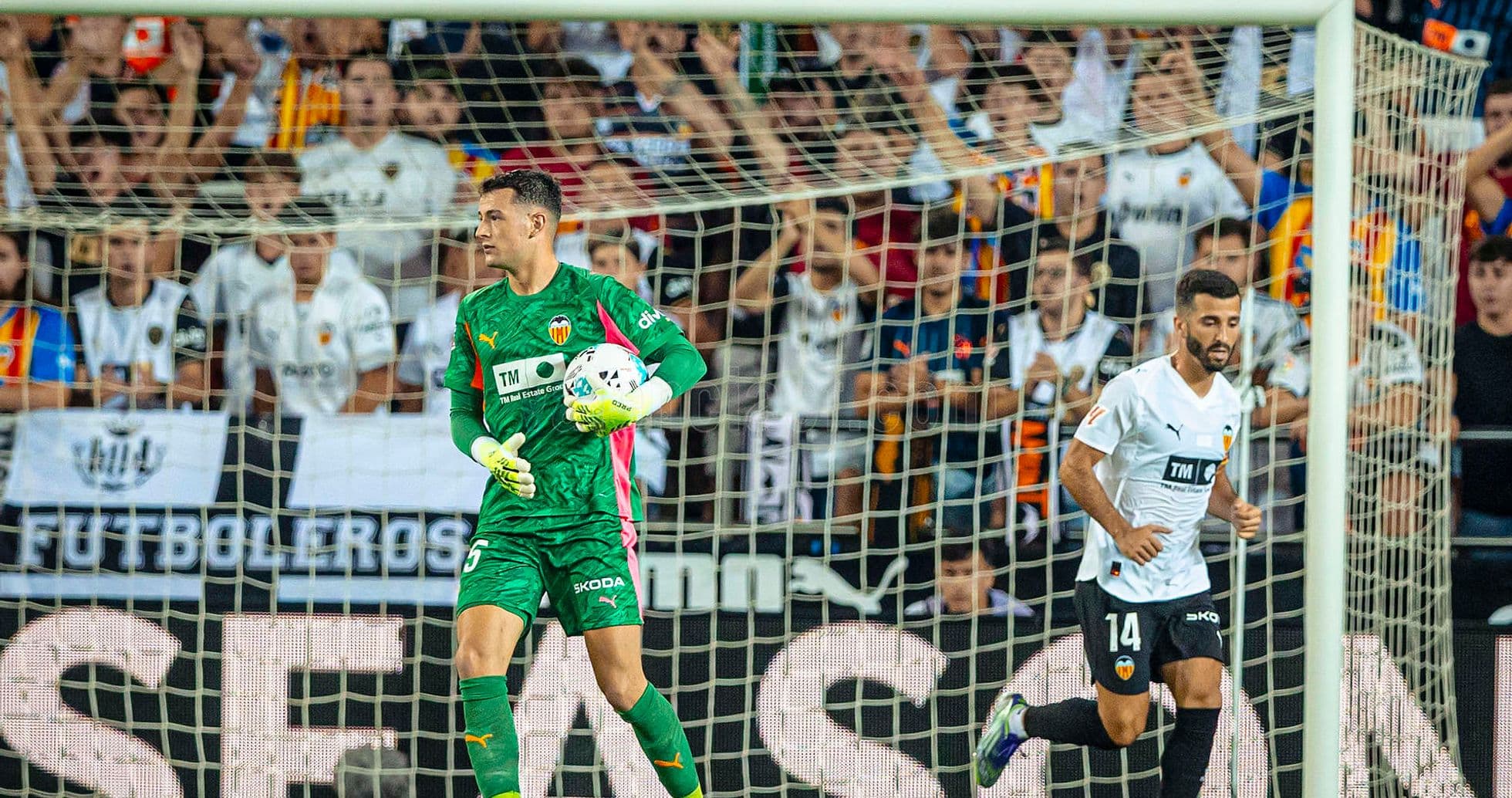 Gardien de but de Valence avec des supporters en arrière-plan Gardien de but de Valence avec des supporters en arrière-plan