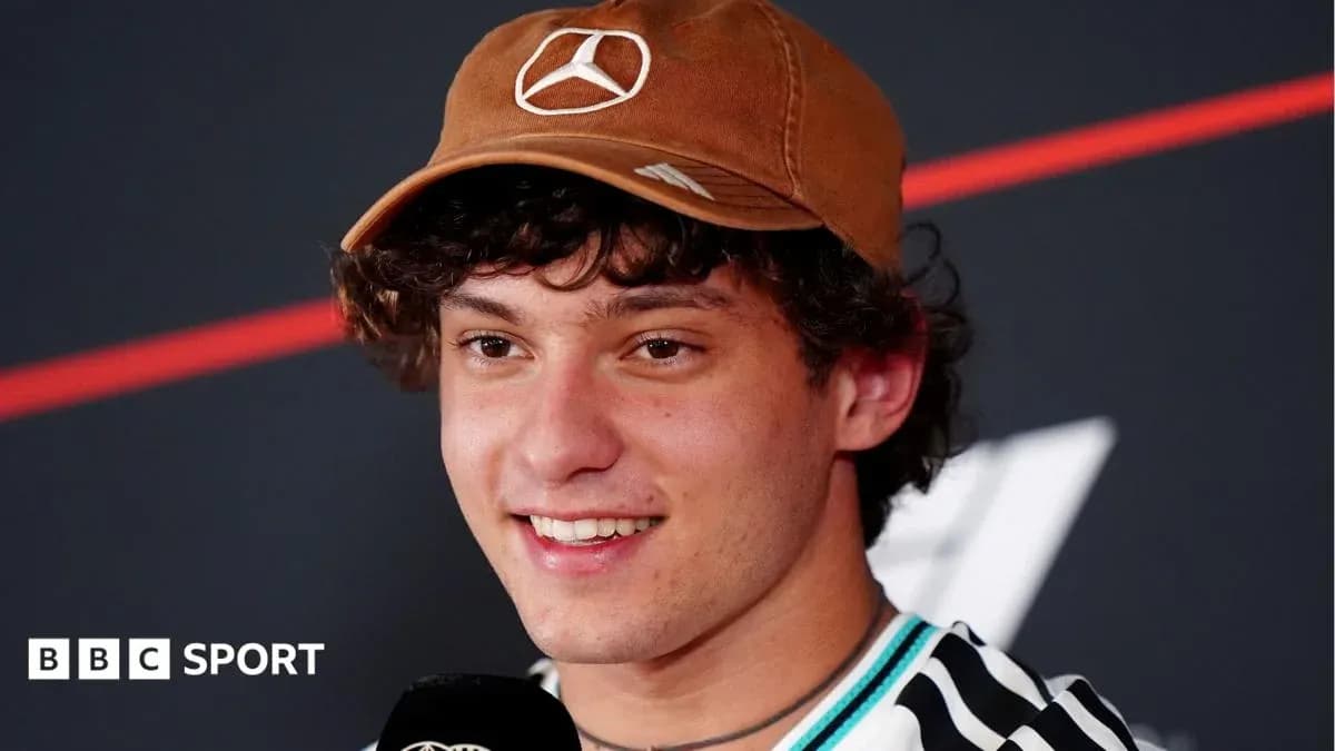 Jeune homme souriant en interview avec un chapeau Jeune homme souriant en interview avec un chapeau