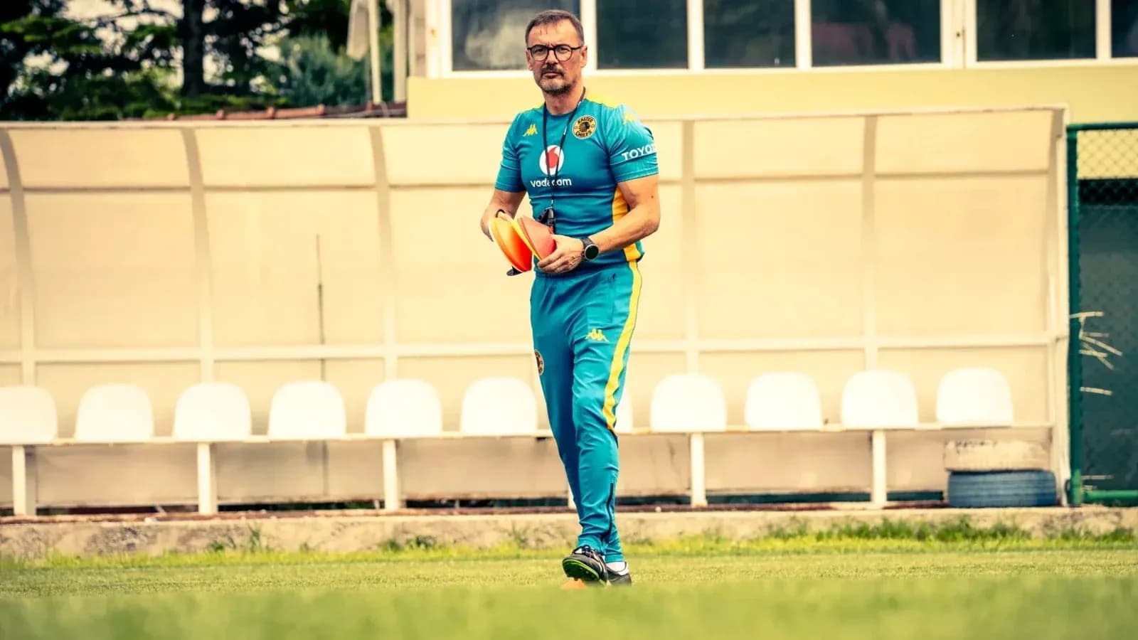 Entraîneur avec des cônes sur le terrain d'entraînement Entraîneur avec des cônes sur le terrain d'entraînement