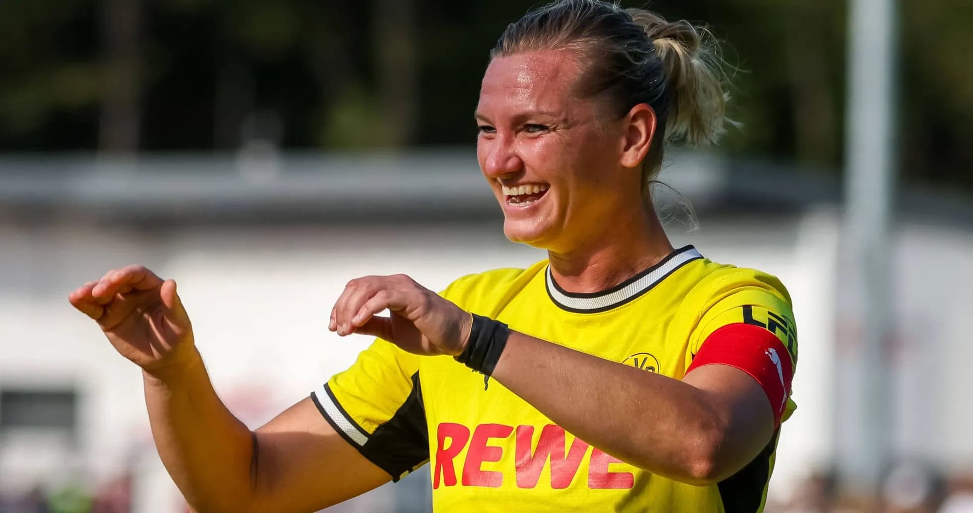 Joueuse célébrant sur le terrain avec un maillot jaune Joueuse célébrant sur le terrain avec un maillot jaune