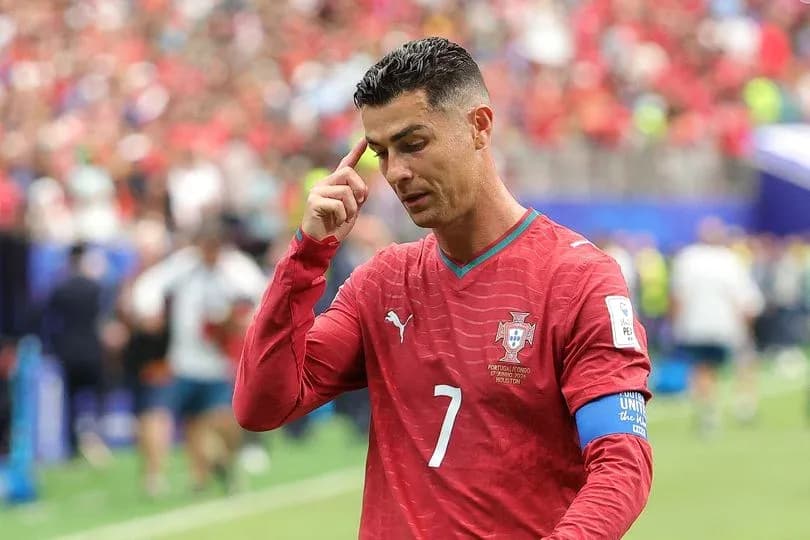 Cristiano Ronaldo en train de quitter le terrain Cristiano Ronaldo en train de quitter le terrain