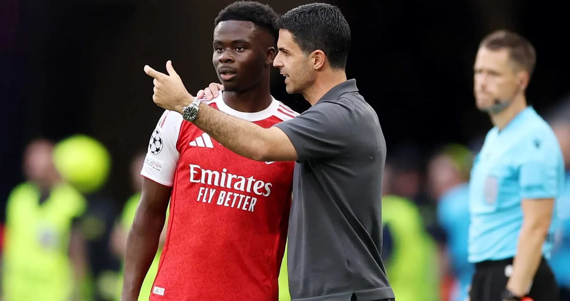Mikel Arteta discutant avec Bukayo Saka pendant un match Mikel Arteta discutant avec Bukayo Saka pendant un match