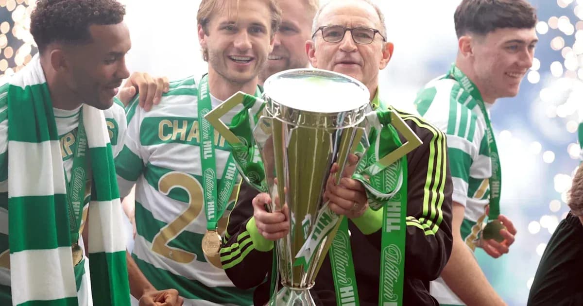 Équipe célébrant avec le trophée de champion Équipe célébrant avec le trophée de champion