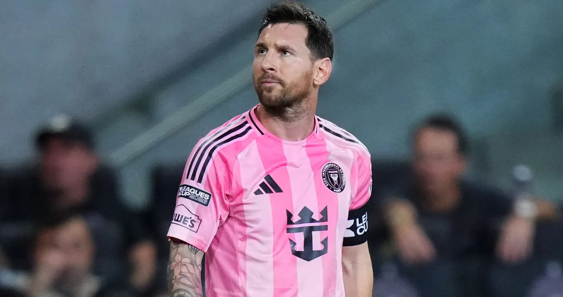 Joueur de l'Inter Miami en maillot rose sur le terrain Joueur de l'Inter Miami en maillot rose sur le terrain