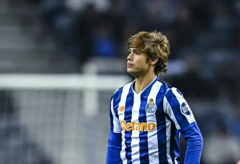 Joueur de Porto en tenue rayée lors du match Joueur de Porto en tenue rayée lors du match
