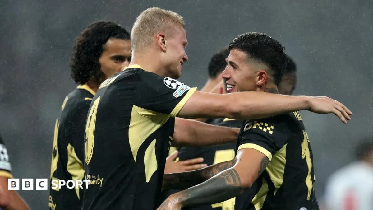 Joueurs célébrant un but ensemble sur le terrain Joueurs célébrant un but ensemble sur le terrain