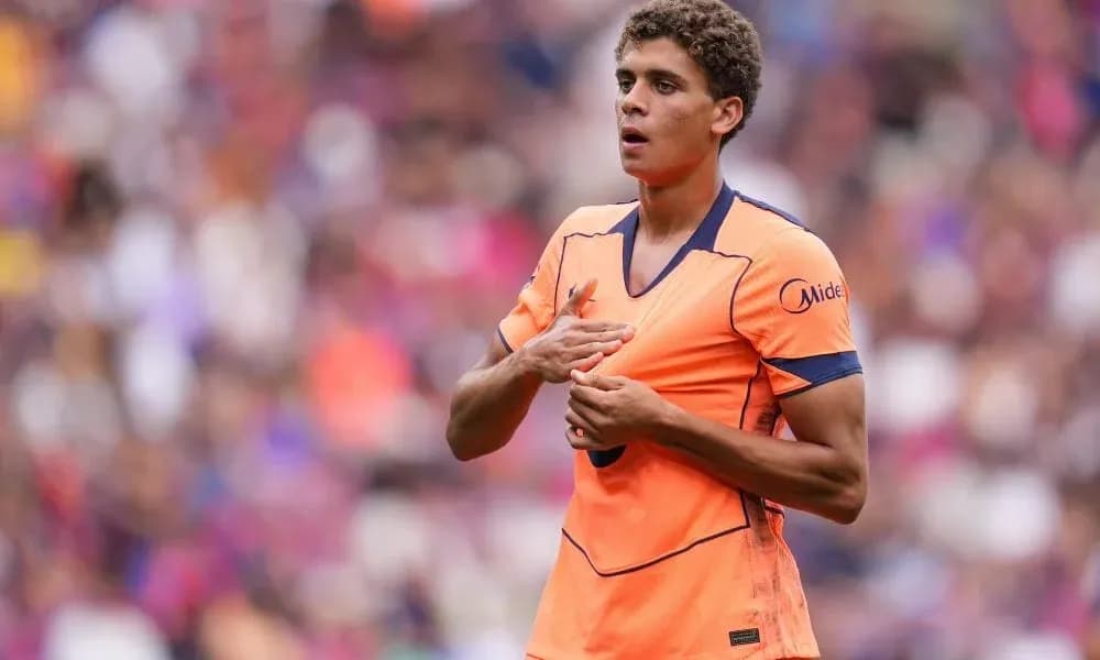Joueur en tenue orange sur le terrain de football Joueur en tenue orange sur le terrain de football