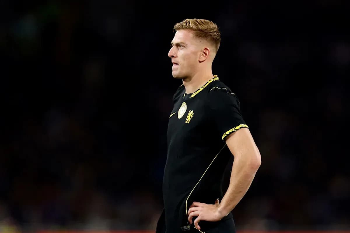 Joueur en tenue noire observant le match Joueur en tenue noire observant le match
