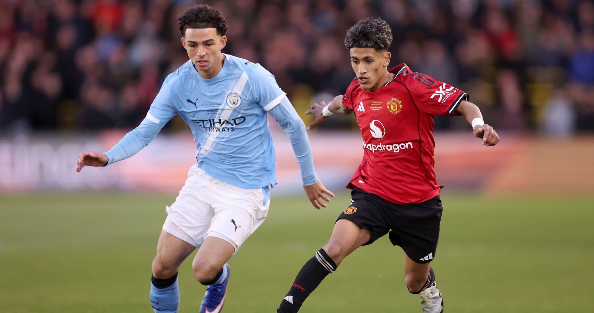 Joueurs de Manchester City et Manchester United en action Joueurs de Manchester City et Manchester United en action
