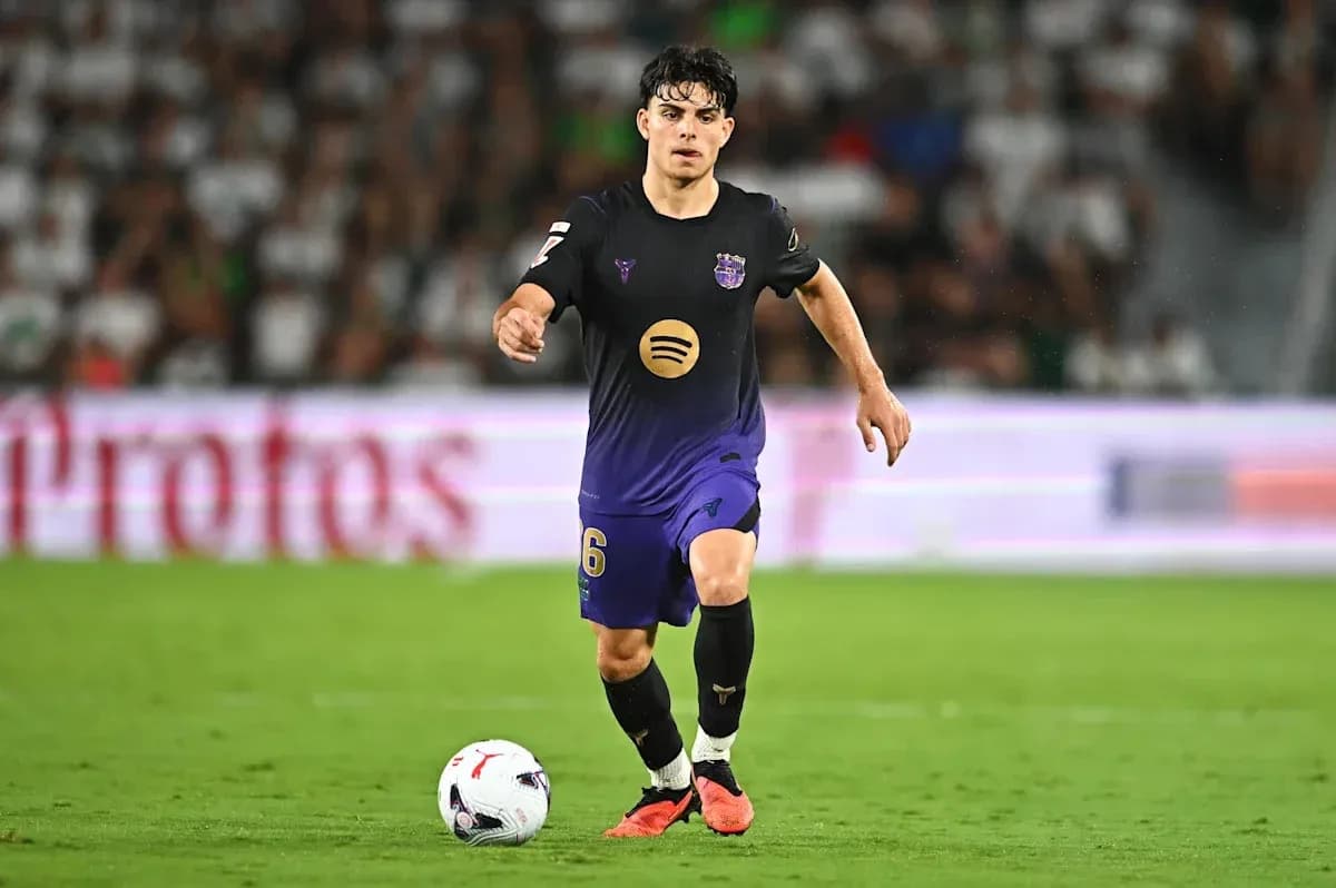 Joueur en uniforme dribblant le ballon sur le terrain Joueur en uniforme dribblant le ballon sur le terrain