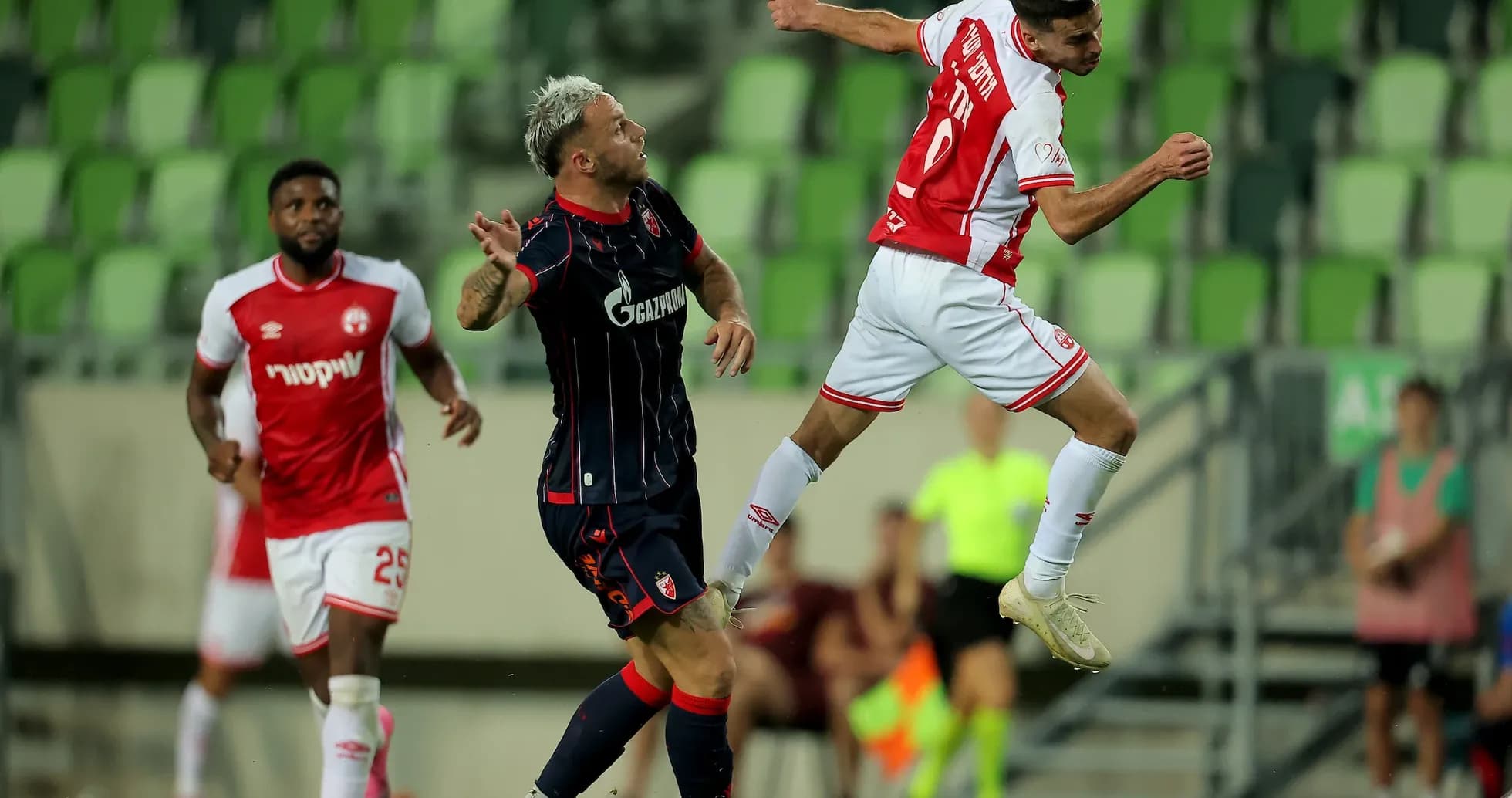 Joueur de FK Crvena Zvezda en action Joueur de FK Crvena Zvezda en action