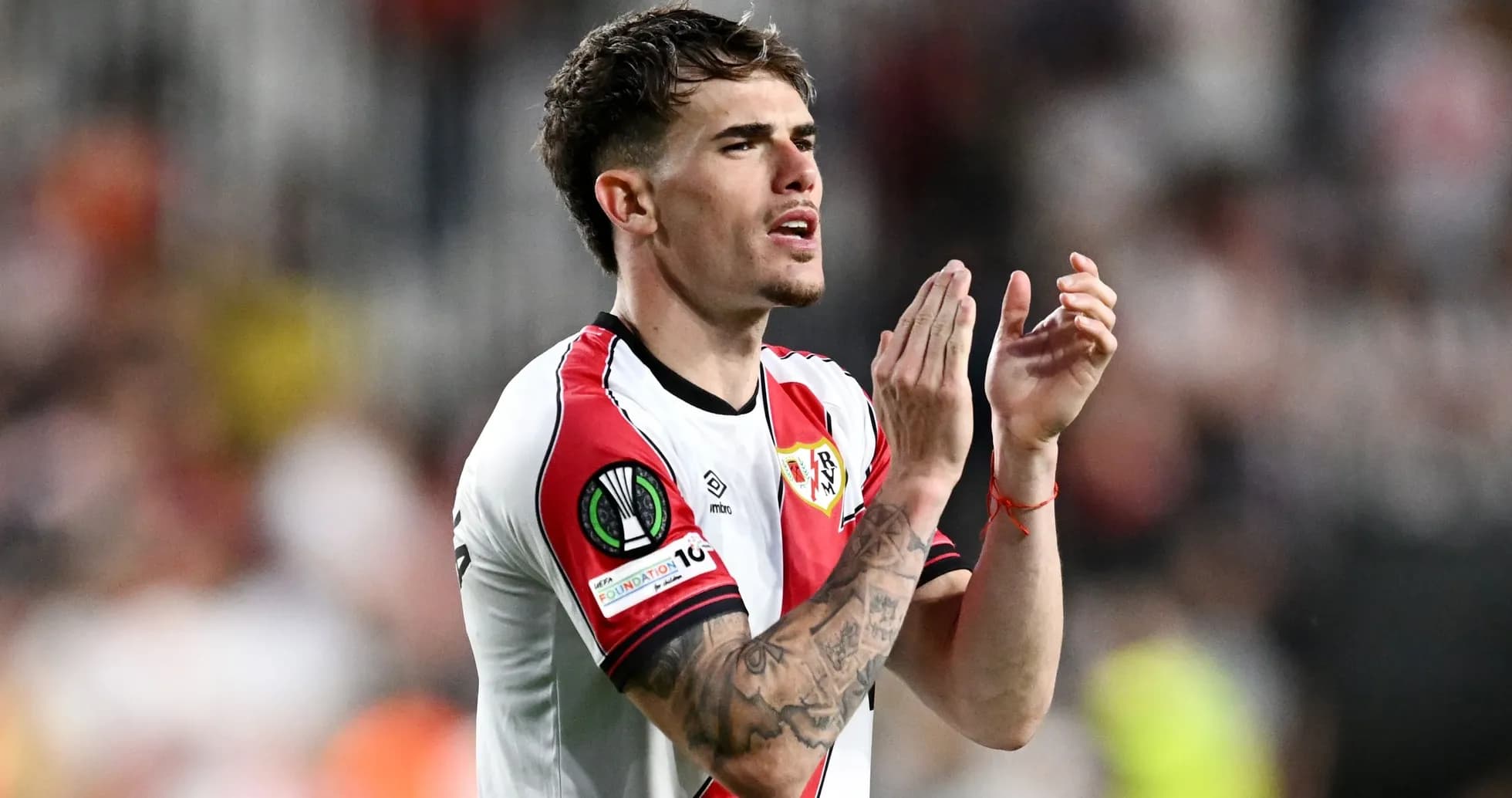 Joueur applaudissant lors d'un match de football Joueur applaudissant lors d'un match de football