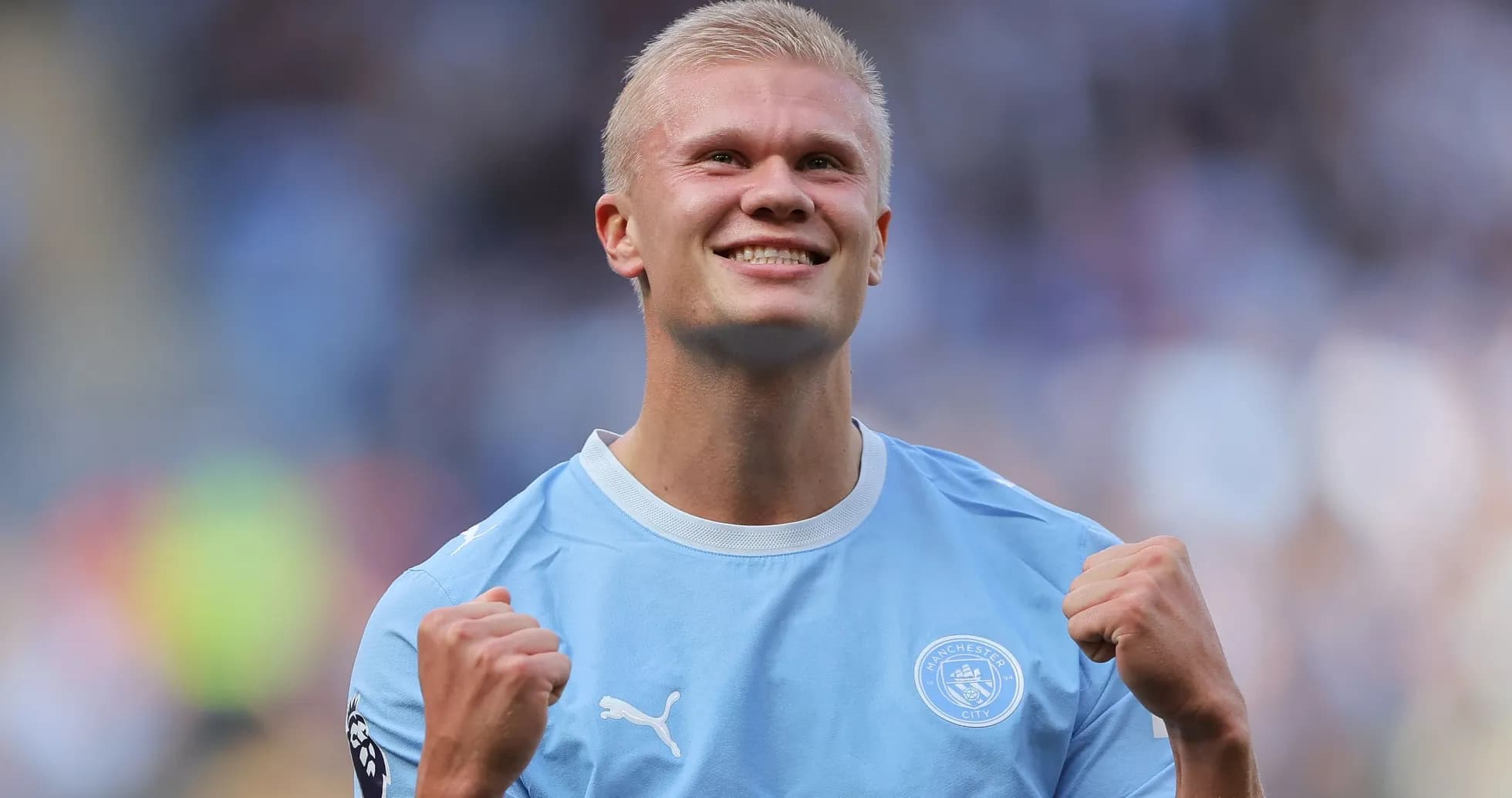 Joueur de Manchester City célébrant avec les poings serrés Joueur de Manchester City célébrant avec les poings serrés