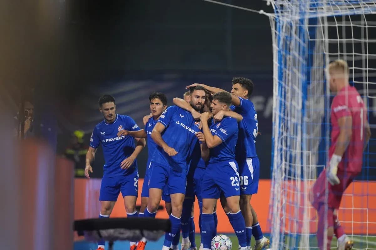 Joueurs de Dinamo Zagreb célébrant un but Joueurs de Dinamo Zagreb célébrant un but