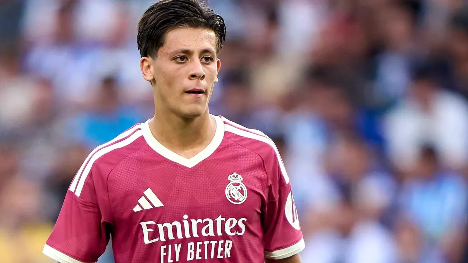 Joueur de football portant le maillot du Real Madrid Joueur de football portant le maillot du Real Madrid