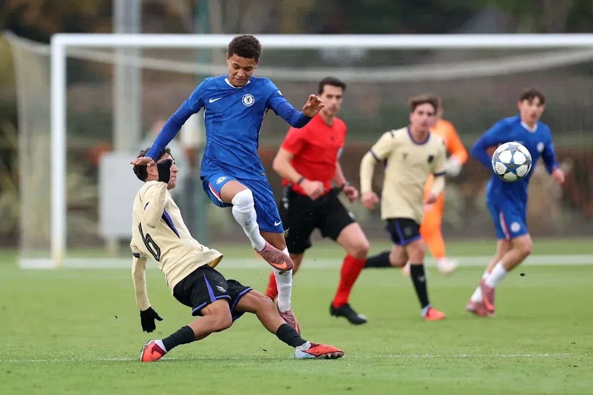 Un joueur de Chelsea dribble un adversaire au sol Un joueur de Chelsea dribble un adversaire au sol