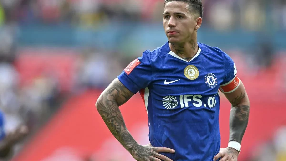 Joueur de Chelsea en uniforme bleu sur le terrain Joueur de Chelsea en uniforme bleu sur le terrain
