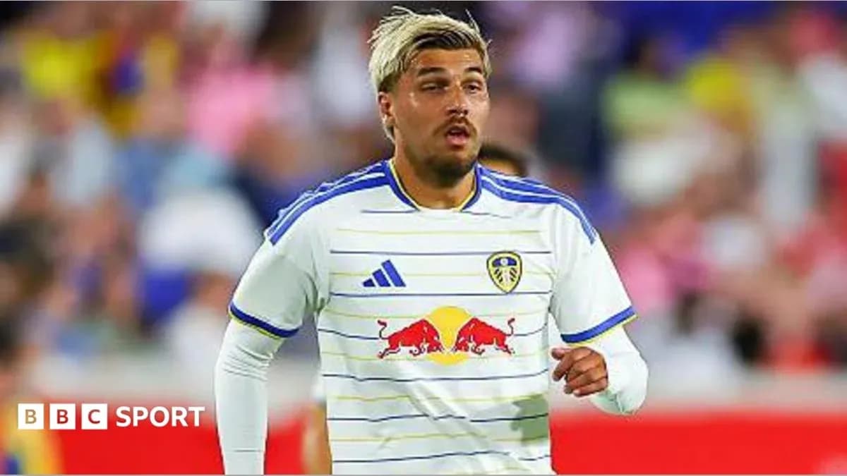 Joueur de Leeds United courant sur le terrain Joueur de Leeds United courant sur le terrain