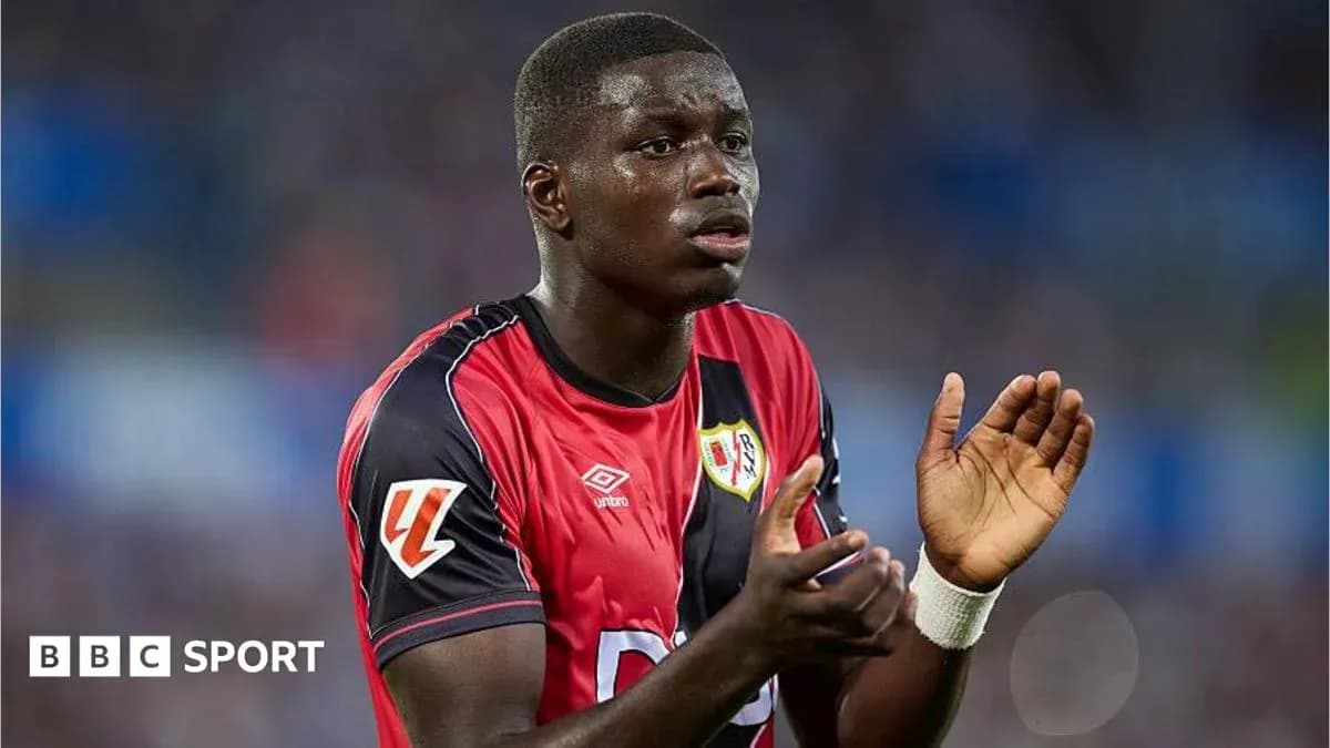 Joueur applaudissant sur le terrain pendant le match Joueur applaudissant sur le terrain pendant le match