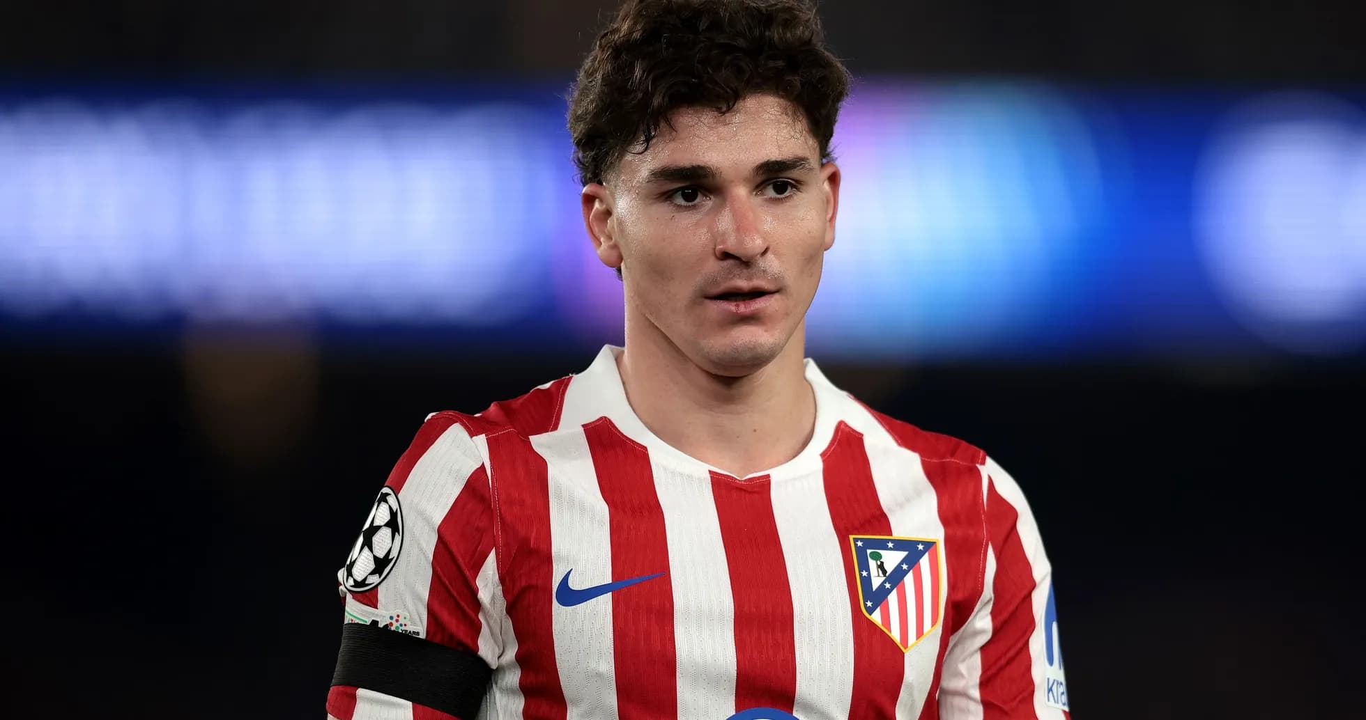 Joueur d'Atlético Madrid en tenue de match Joueur d'Atlético Madrid en tenue de match