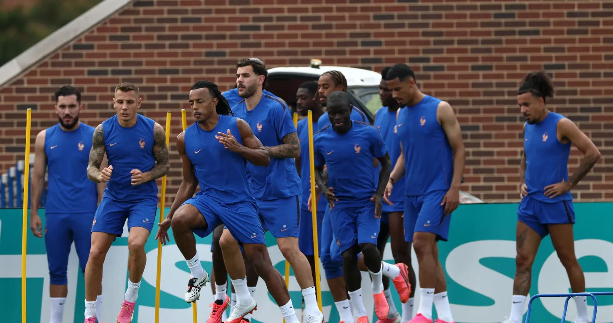 Joueurs de l'équipe de France s'entraînant sur le terrain Joueurs de l'équipe de France s'entraînant sur le terrain