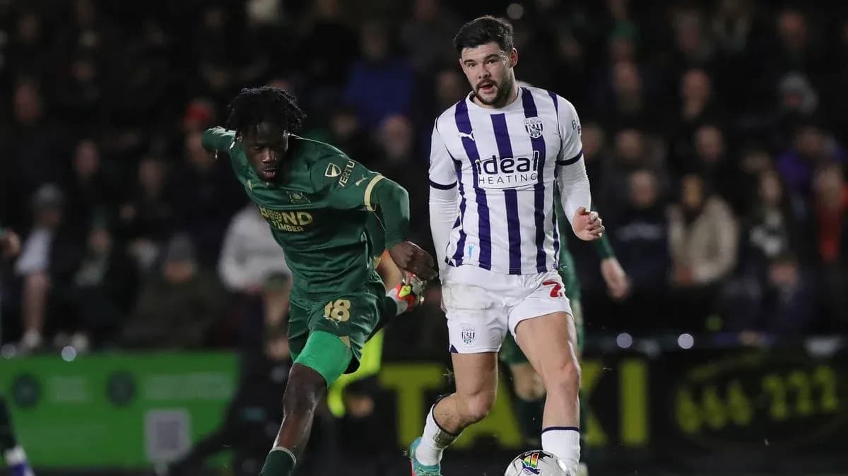 Joueur en vert poursuivant un joueur en blanc Joueur en vert poursuivant un joueur en blanc