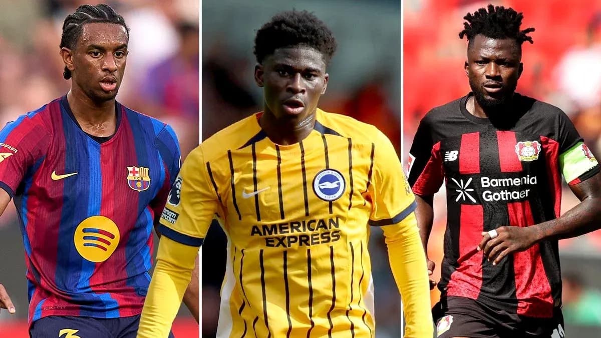 Trois joueurs en maillot de football sur le terrain Trois joueurs en maillot de football sur le terrain