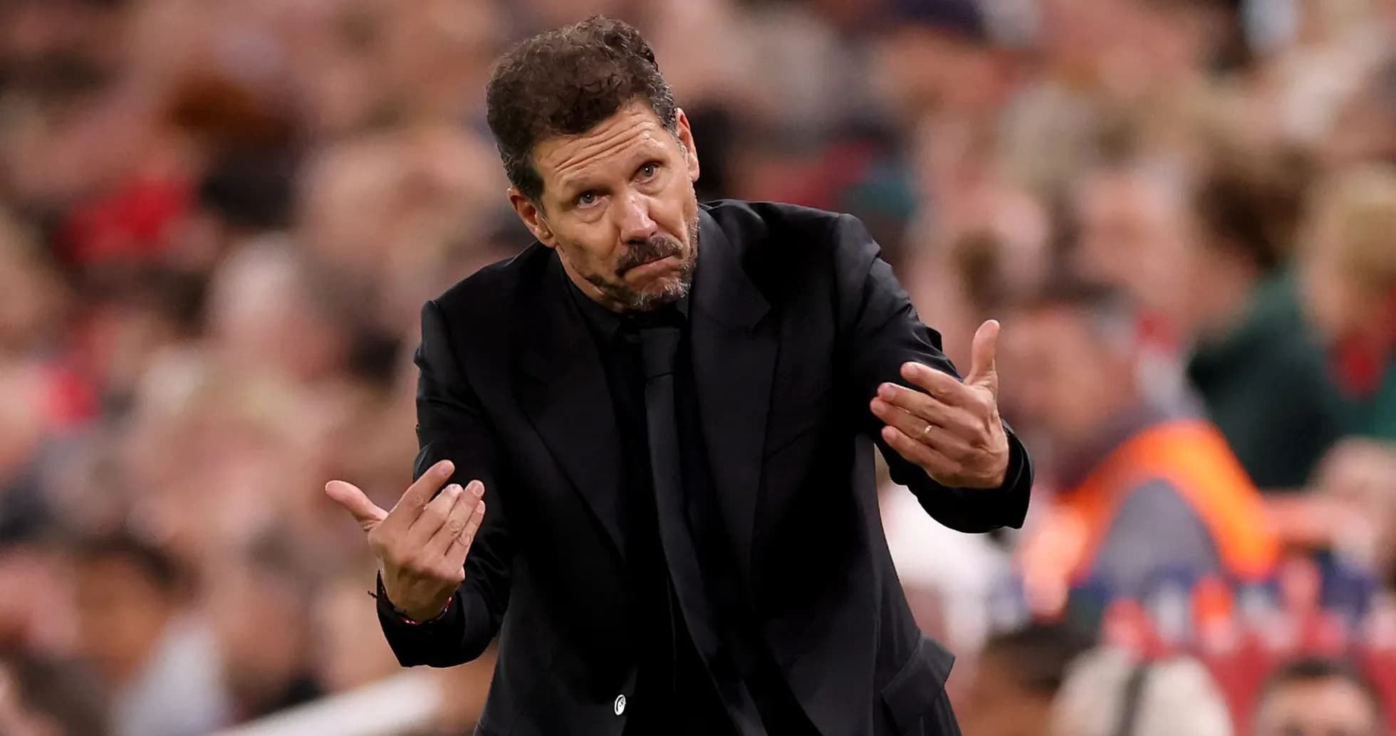 Entraîneur gesticulant sur la touche pendant le match Entraîneur gesticulant sur la touche pendant le match