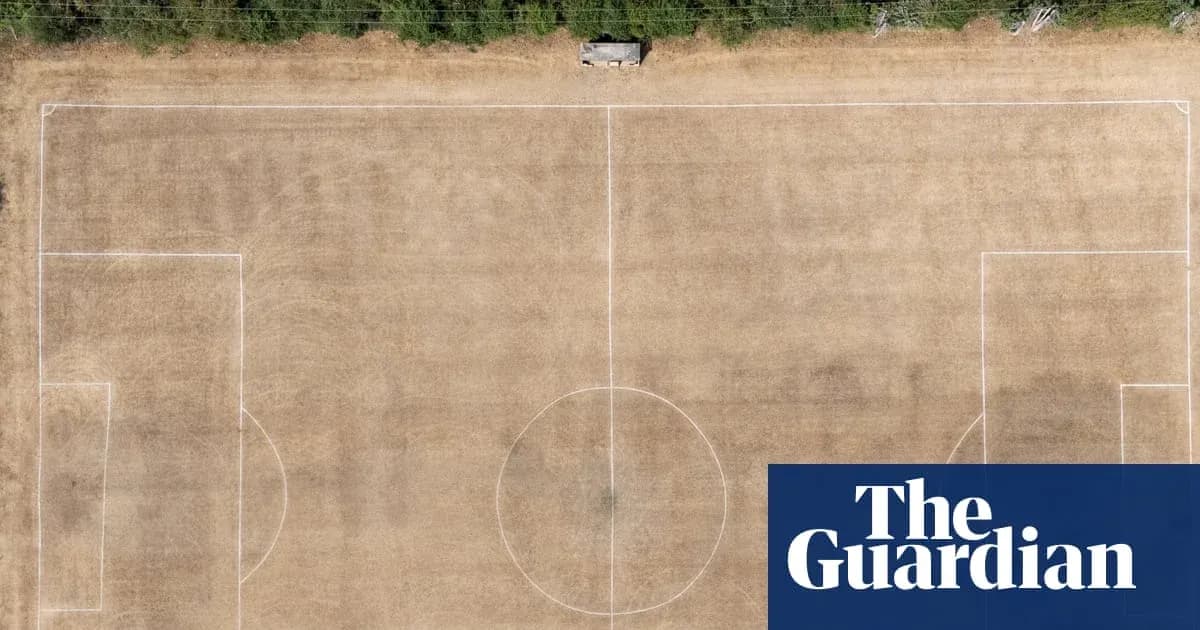 Vue aérienne d'un terrain de football sec Vue aérienne d'un terrain de football sec